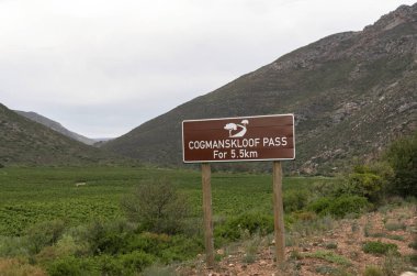 Montagu Güney Afrika. 18.01.2023. Batı Burnu 'ndaki Cogmanskloof dağ geçidi için kahverengi turist işareti..