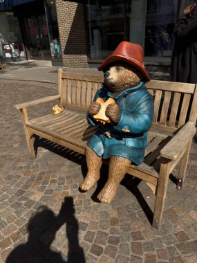 Newbury Berkshire İngiltere. 16 yaşında. 04 numara. 2025 yılı. Paddington Ayısı, Newbury şehir merkezine iki kişinin verdiği hasarla iyileşiyor.. 
