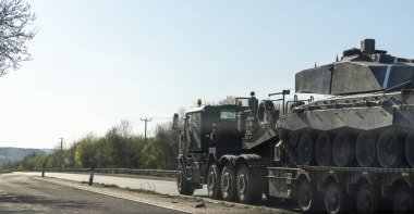 Hampshire İngiltere. 05.04.2025. İngiliz tankı, A303 yolundan Batı İngiltere 'ye doğru düşük yükleyici bir kamyonla taşınıyor..