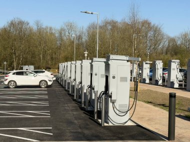 Winchester Hampshire İngiltere. 30,30,2025. Instavat İngiltere 'nin en büyük EV şarj merkezi Winchester' ın kuzeyindeki A34 'e yakın. Enerji güneş enerjisi çiftliğinden sağlanıyor.