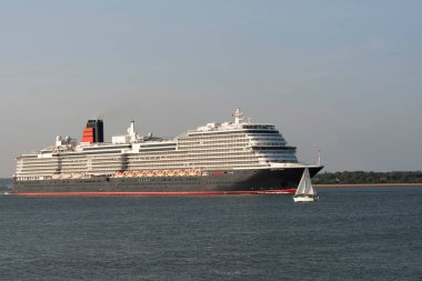 Southampton Su, İngiltere, İngiltere. 27.04.2025. Gemi gemisi Queen Anne Southampton Suyu 'na doğru yelken açıyor..