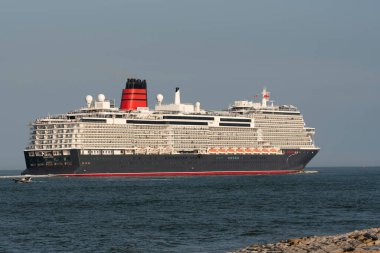 Southampton Su, İngiltere, İngiltere. 27.04.2025. Gemi gemisi Queen Anne Southampton Suyu 'na doğru yelken açıyor..