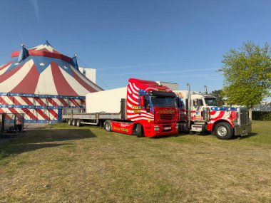 İngiltere Southampton 'da. 10.05.2025. Güney İngiltere 'ye büyük kamyonlar ve açık artırmayla sirk geliyor..