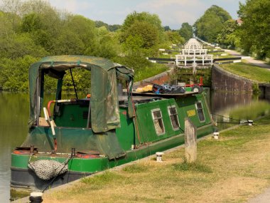 İngiltere 'de Wiltshire' da yaşıyor. 19.05.2025. Kennet ve Rowde 'deki Avon Kanalı' ndaki bir yerleşim kanalı Caen Hill 'in eteklerinde kilitleniyor.