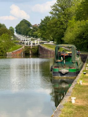 İngiltere 'de Wiltshire' da yaşıyor. 19.05.2025. Kennet ve Rowde 'deki Avon Kanalı' ndaki bir yerleşim kanalı Caen Hill 'in eteklerinde kilitleniyor.