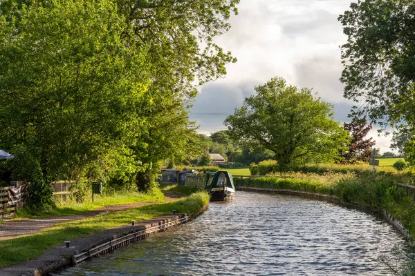 Llangollen Kanalı Wrenbury Güney Cheshire İngiltere. 29.05.2025. Dar kayık Wrenbury 'nin güney Cheshire İngiltere' sindeki Llangollen Kanalı 'na yanaştı..
