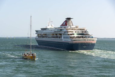 Portsmouth İngiltere. 15.06.2025. Balmoral. 1988 'de yapılmış bir yolcu gemisi. Solent' le Portsmouth 'tan çıkıyor.
