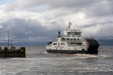 Kuzey Ayrshire İskoçya 'daki Largs. 06.07.2025. Roro feribotu, Cumbrae Adası 'na giden Loch Shira. Clyde' ın batı İskoçya Firth 'ünde, yazın bulutlu bir günde Largs adasından kalkıyor..
