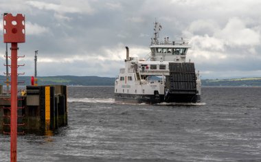 Kuzey Ayrshire İskoçya 'daki Largs. 06.07.2025. Roro feribotu Loch Shira, yaz aylarında bulutlu bir günde Clyde 'ın Batı İskoçya Firth' inde Largs için akın etti..