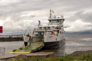 Kuzey Ayrshire İskoçya 'daki Largs. 06.07.2025. Roro feribotu, yükleme rampası olan Loch Shira yolcu ve araçlar için hazırlandı. Clyde Firth 'ün Largs' ı Batı İskoçya Yazın bulutlu bir günde.
