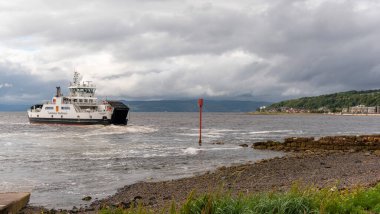 Kuzey Ayrshire İskoçya 'daki Largs. 06.07.2025. Roro feribotu, Cumbrae Adası 'na giden Loch Shira. Clyde' ın batı İskoçya Firth 'ünde, yazın bulutlu bir günde Largs adasından kalkıyor..