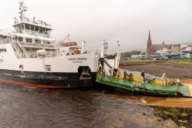 Kuzey Ayrshire İskoçya 'daki Largs. 06.07.2025. Yükleme rampası yükleme ve boşaltma için genişletilmiş Roro feribotu Loch Shira. Clyde Firth 'ün Largs' ı Batı İskoçya Yazın bulutlu bir günde.