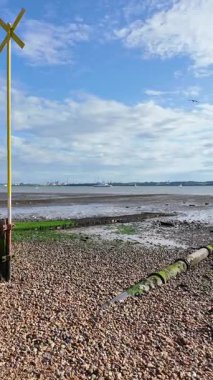 Netley Southampton Water Hampshire İngiltere. 26.07.2025. Video kaydı. Beach Lane Netley Southampton İngiltere 'den Southampton' a kadar uzanan kanalizasyon borusu.