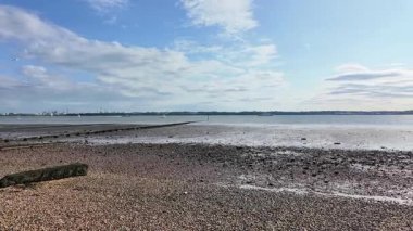 Netley Southampton Water Hampshire İngiltere. 26.07.2025. Video kaydı. Beach Lane Netley Southampton İngiltere 'den Southampton' a kadar uzanan kanalizasyon borusu.