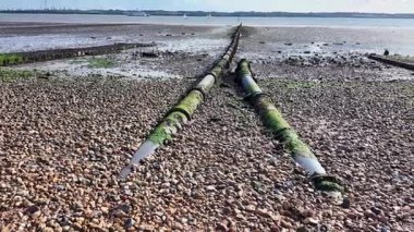 Netley Southampton Water Hampshire İngiltere. 26.07.2025. Video kaydı. Beach Lane Netley Southampton İngiltere 'den Southampton' a kadar uzanan kanalizasyon borusu.