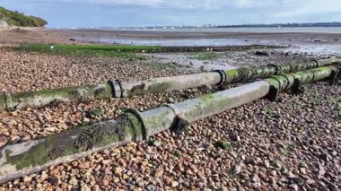 Netley Southampton Water Hampshire İngiltere. 26.07.2025. Video kaydı. Beach Lane Netley Southampton İngiltere 'den Southampton' a kadar uzanan kanalizasyon borusu.