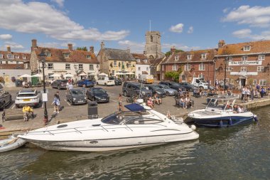 Wareham kasabası Dorset İngiltere Uk. 02.08.2025. Wareham Town Quay, yaz tatili sezonunda yoğun bir öğleden sonra Frome Nehri 'ne bakıyor..