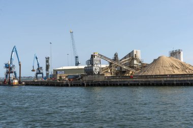 Poole Dorset İngiltere. 17.08.2025. Poole Dorset Limanı, malzeme işleme alanı, kum yığını ve bu limandan ithalat ve ihracatla ilgili çalışmalar.