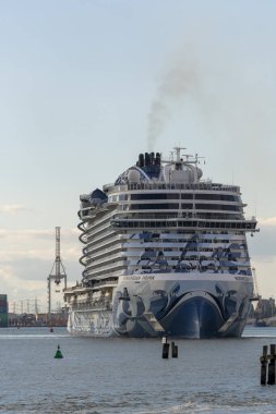 İngiltere Southampton 'da. 27.09.2025. Norveç Prima yolcu gemisi İngiltere 'nin güneyindeki Southampton rıhtımından ayrılıyor.