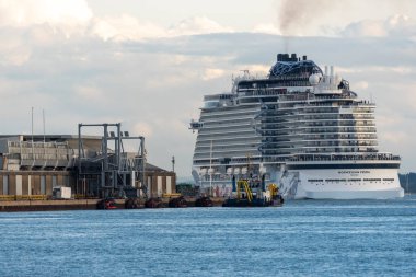 İngiltere Southampton 'da. 27.09.2025. Norveç Prima yolcu gemisi İngiltere 'nin güneyindeki Southampton rıhtımından ayrılıyor.