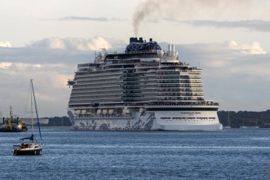 İngiltere Southampton 'da. 27.09.2025. Norveç Prima yolcu gemisi İngiltere 'nin güneyindeki Southampton rıhtımından ayrılıyor.