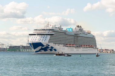 İngiltere Southampton 'da. 27.09.2025. İngiltere 'nin güneyinde Southampton Limanı' ndan ayrılan yolcu gemisi Regal Princess.