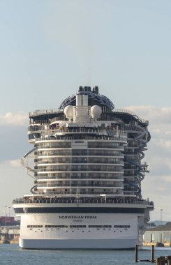 İngiltere Southampton 'da. 27.09.2025. Norveç Prima yolcu gemisi İngiltere 'nin güneyindeki Southampton rıhtımından ayrılıyor.