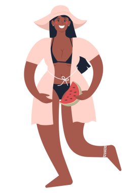 Mayo giymiş, şapkalı, elinde karpuz tutan ve gülümseyen siyah bir kadın. Neşeli düz vektör modern illüstrasyon. Karakterli bir yaz çıkartması.