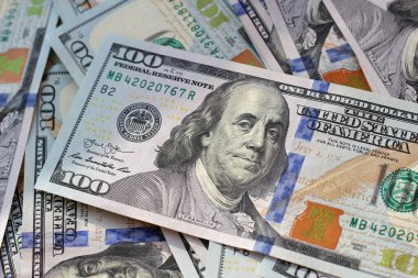 100 dolar. Yakın plan fotoğraf. Çok para. Paradan arkaplan.
