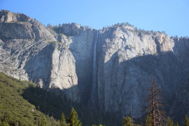 Yosemite Ulusal Parkı. Yosemite vadisi. Güzel şelale. Doğada hafif bir fotoğraf.