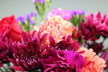 Çiçeklerin arka planı çok güzel. Farklı çiçeklerden bir buket.