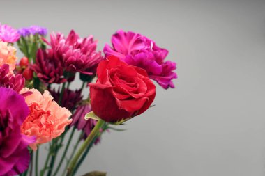 Çiçeklerin arka planı çok güzel. Gri arka planda farklı çiçeklerden bir buket.