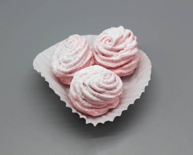 Lezzetli ev yapımı şekerlemeler. Gri arka planda kapanıyor..