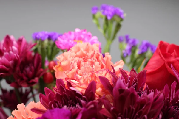 Çiçeklerin arka planı çok güzel. Farklı çiçeklerden bir buket.