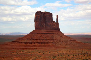 Monument Valley USA 'de. Fotoğraf güneşli havada..