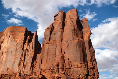 Monument Valley USA 'de. Fotoğraf güneşli havada.