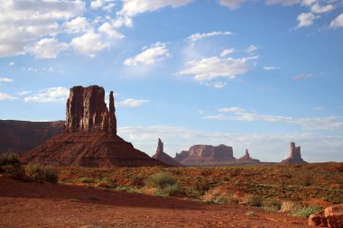 Monument Valley USA 'de. Fotoğraf güneşli havada..