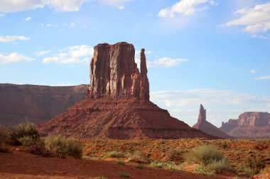 Monument Valley USA 'de. Fotoğraf güneşli havada..