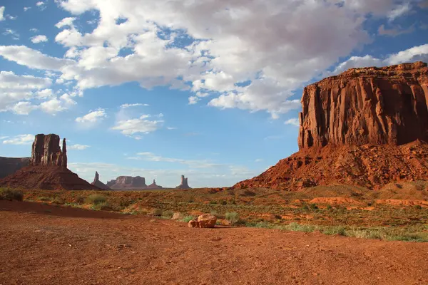 Monument Valley USA 'de. Fotoğraf güneşli havada..