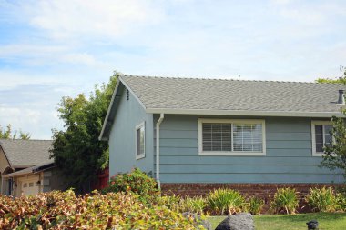 Sacramento California 'nın varoşlarındaki Amerikan ahşap evi. Fotoğraf güneşli bir günde çekildi.
