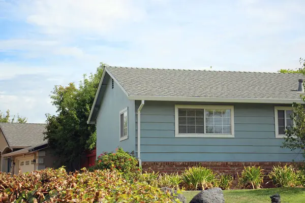 Sacramento California 'nın varoşlarındaki Amerikan ahşap evi. Fotoğraf güneşli bir günde çekildi.