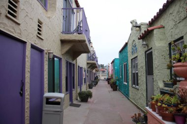 Capitola California 'da sisli havalarda renkli evleri olan dar bir sokak.