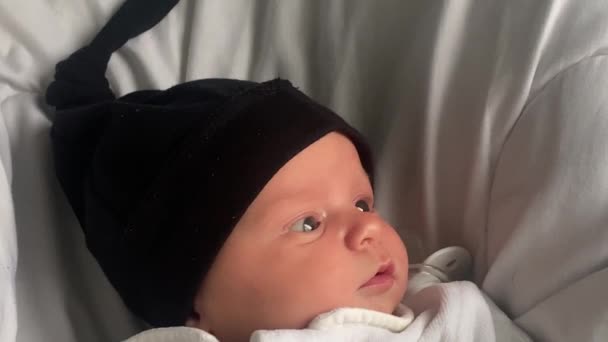 Recién Nacido Hermoso Bebé Duerme Una Cama Blanca Suave Casa — Vídeo de stock