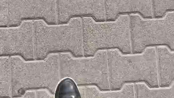 Мужские Ноги Кроссовках Прогуливаются Дороге Парке Города Тротуару — стоковое видео