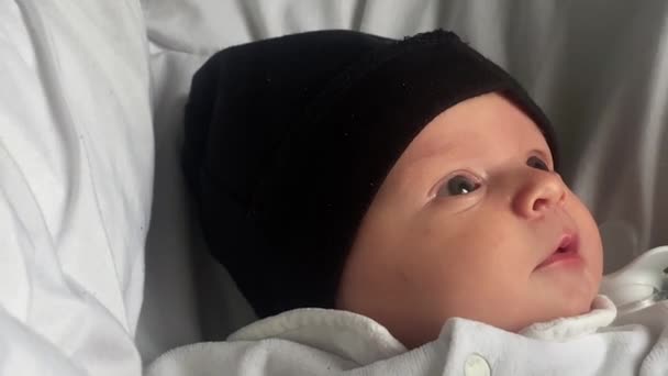 Pequeño Bebé Hermoso Primer Plano Sofá Ropa Blanca Gorro — Vídeos de Stock