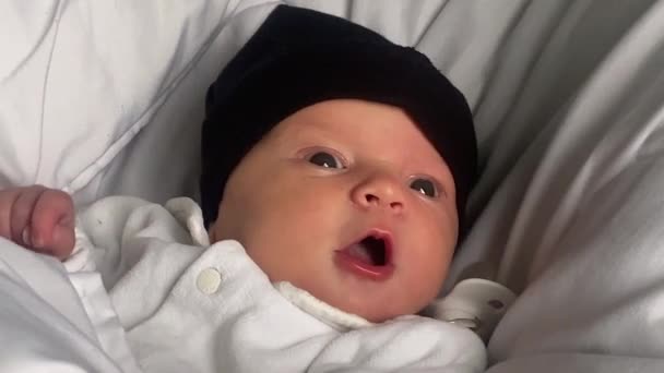 Mooi Pasgeboren Meisje Ligt Een Witte Wieg Een Zwart Kapje — Stockvideo