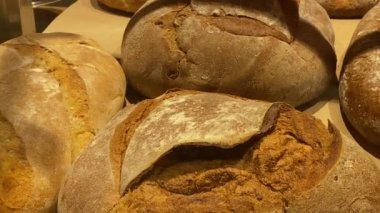 El yapımı bir pastanede taze ekmek. Markette bir somun buğday ekmeğiyle gösteri. baget