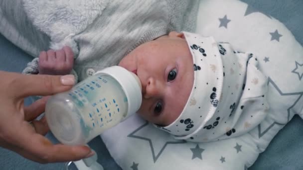 젖먹이 아기가 우유를 젖병에서 우유를 마시는 태어난 — 비디오