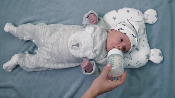 Küçük Bebek Şişe Sinden Yenidoğan Sütü Içerken Çocuk Beşiğinde Sırt — Stok video