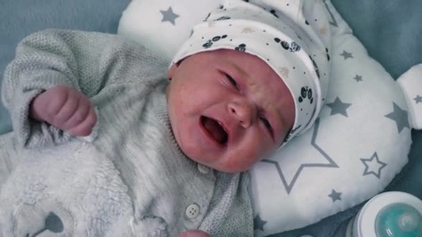 Klein Pasgeboren Baby Meisje Huilen Liggend Haar Rug — Stockvideo